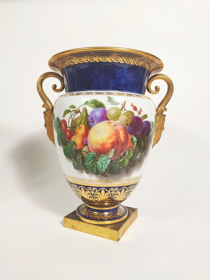 SEVRES - Paire de glacières couvertes de forme « vases B » et leurs intérieurs…
