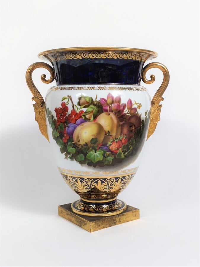SEVRES - Paire de glacières couvertes de forme « vases B » et leurs intérieurs…