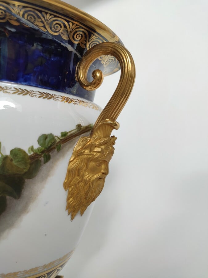 SEVRES - Paire de glacières couvertes de forme « vases B » et leurs intérieurs…