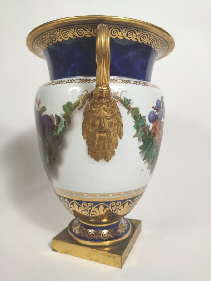 SEVRES - Paire de glacières couvertes de forme « vases B » et leurs intérieurs…