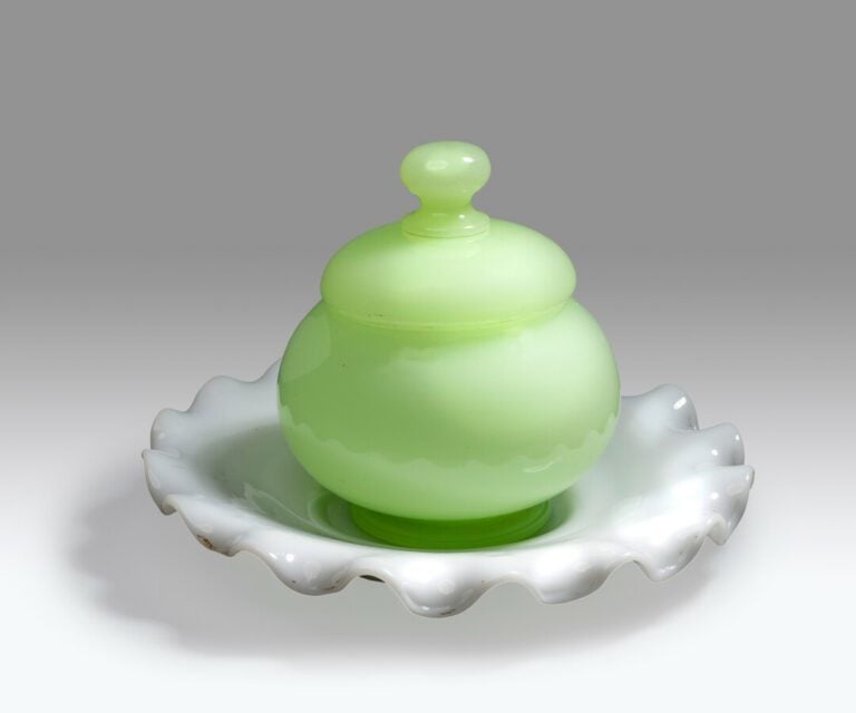 Sucrier couvert en opaline vert tilleul.Epoque Napoléon III. Haut.12,3 cm. - Pr…