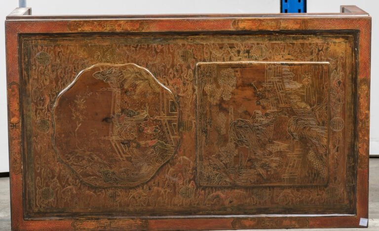 Table basse en bois laqué à décor sinisant - 118 x 70 x 40 cm