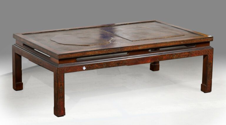 Table basse en bois laqué à décor sinisant - 118 x 70 x 40 cm