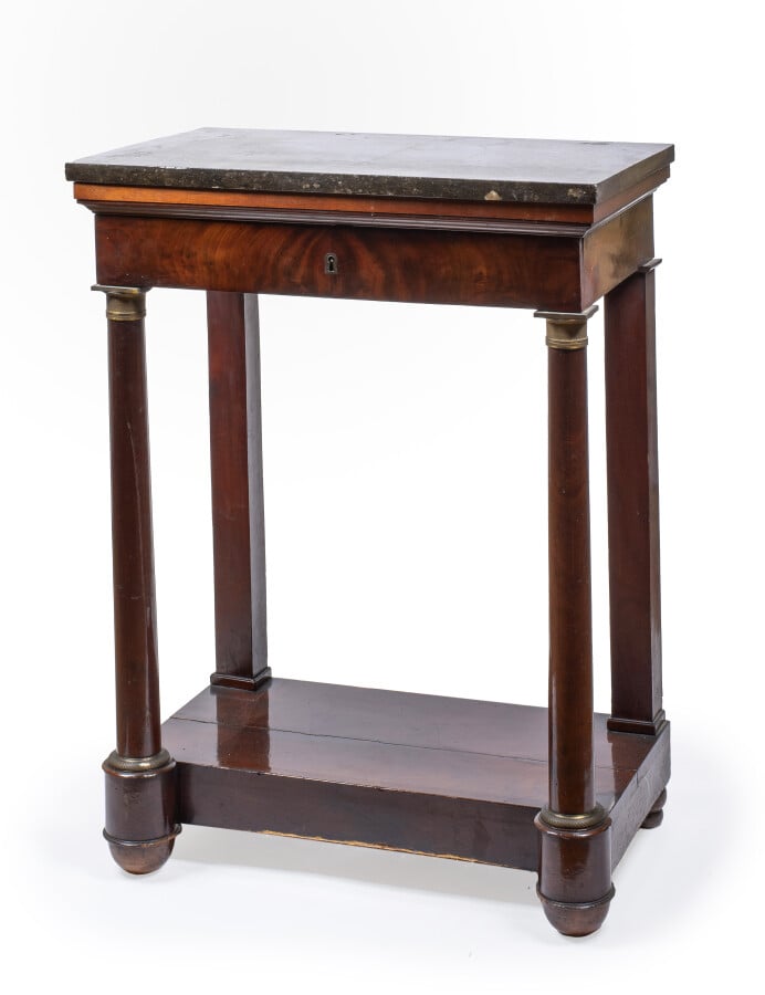 Table console en acajou et placage de ronce d'acajou ; de forme rectangulaire,…