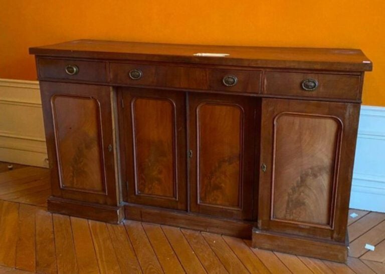 Table de salle à manger circulaire en acajou et placage d'acajou à quatre pieds…