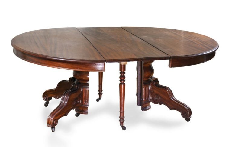 Table de salle à manger ovalisée sous la forme d'un large guéridon en acajou ;…