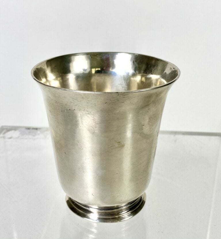 Timbale en argent uni de forme évasée, sur bate rainurée. - saintonge, XVIIIème…