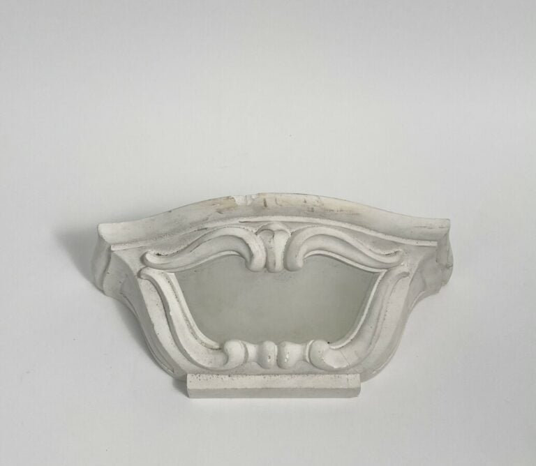 Travail français 1940. Applique en plâtre à décor de coquille et verre dépoli.…