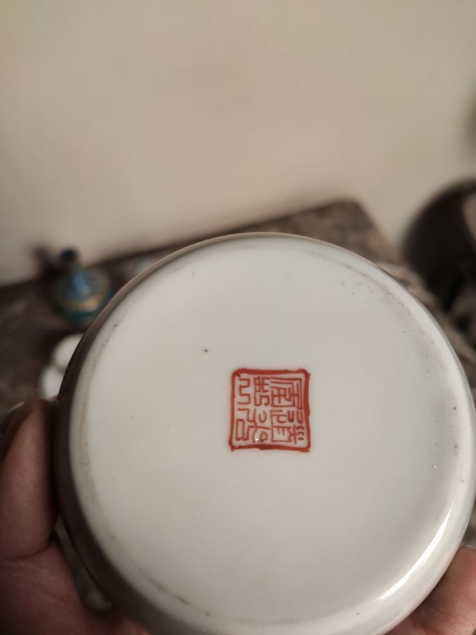 Un ensemble de tasses en porcelaine, théière, petits vases quadrangulaires, ois…