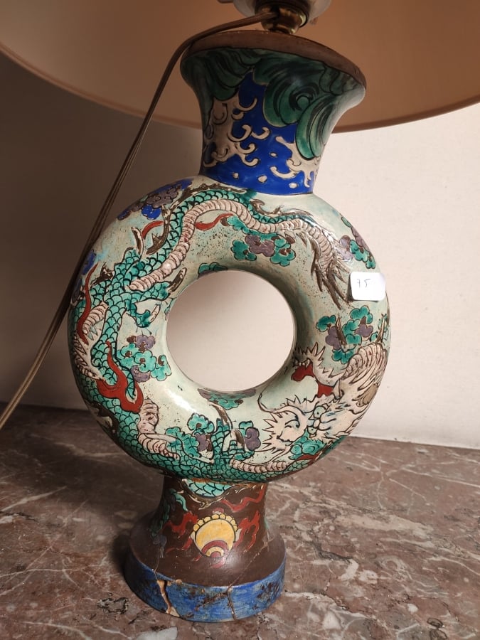 Un ensemble de tasses en porcelaine, théière, petits vases quadrangulaires, ois…