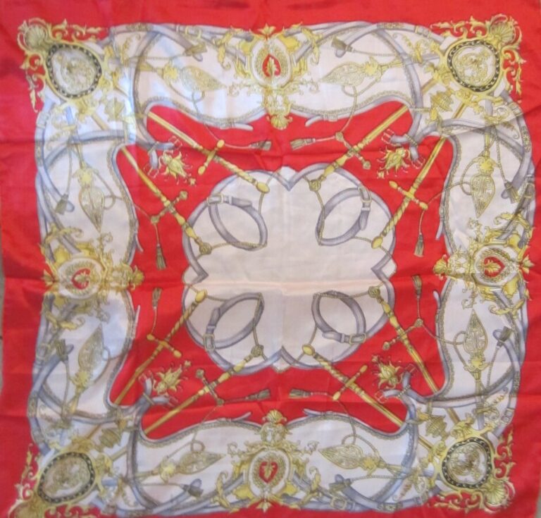 Un foulard en soie fruits + carré rouge sellier + carré à motif de fleurs fond…