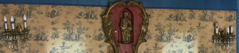 Un lustre à pampilles et deux appliques à trois lumières en cristal - MESURE ?…