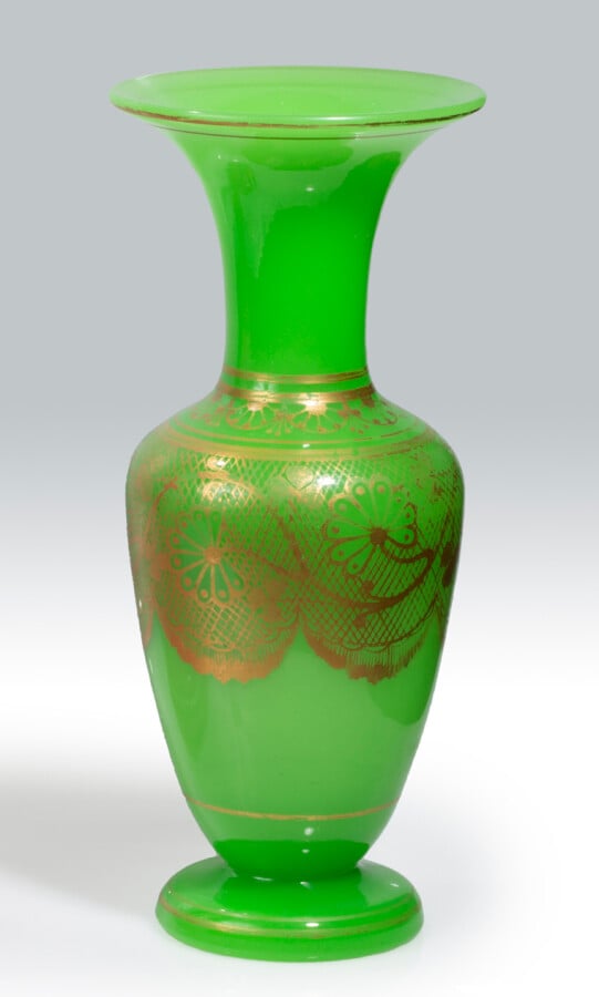 Vase balustre en opaline verte à décor doré de résille et de fleurs stylisées.…