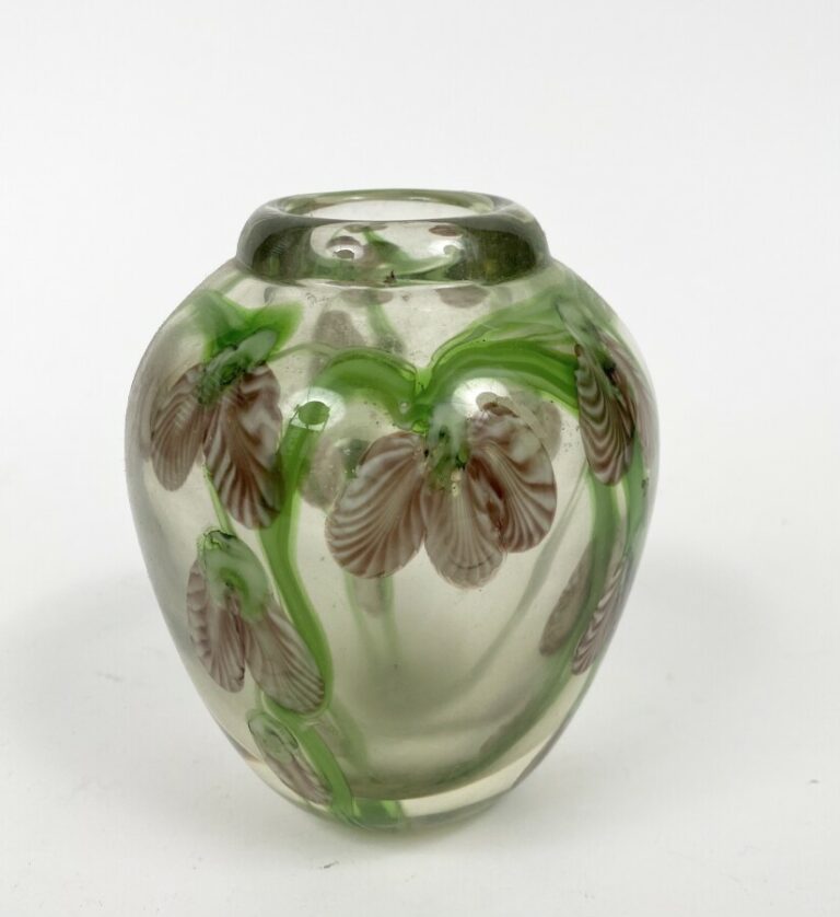 Vase galbé en verre à décor en inclusion de guirlandes de pois de senteur mauve…