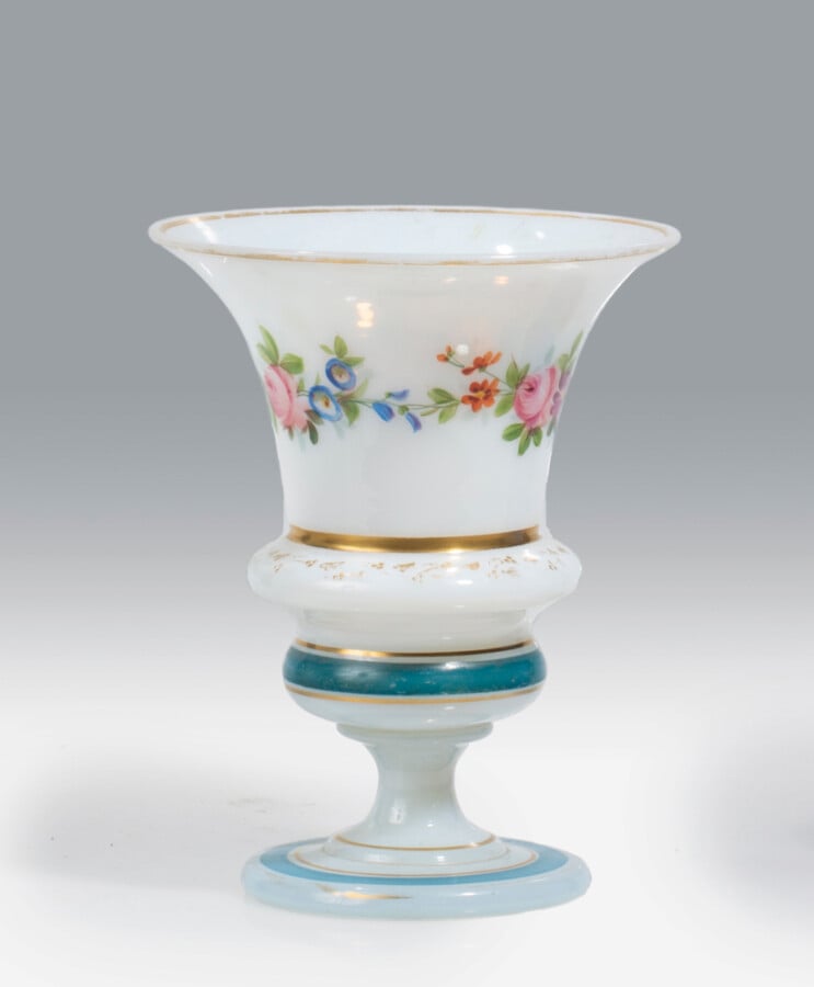 Vase Médicis en opaline de cristal blanche à décor de guirlande de fleurs polyc…