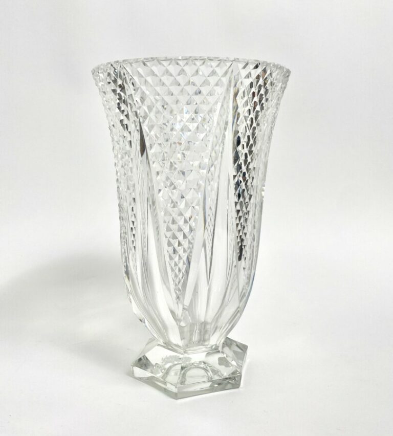Vase tulipe à base hexagonale en cristal taillé à pointes de diamant et six côt…