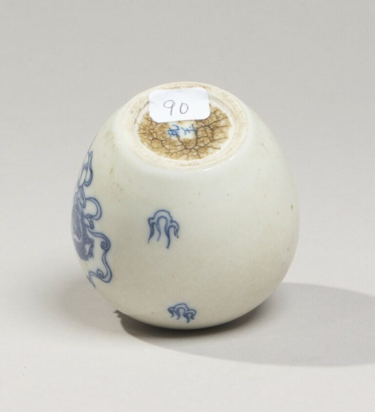 VIETNAM - Début XXe siècle- Pipe à eau en porcelaine à décor en bleu sous couve…
