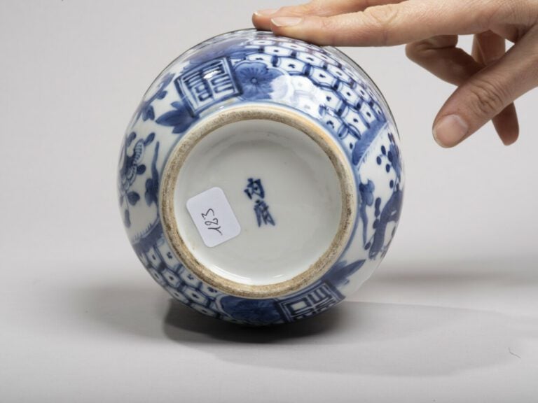 VIETNAM - Fin XIXe siècle -Bol couvert en porcelaine à décor en bleu sous couve…