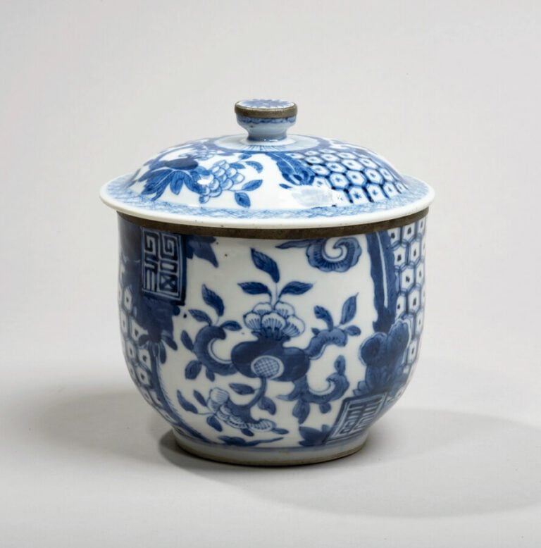 VIETNAM - Fin XIXe siècle -Bol couvert en porcelaine à décor en bleu sous couve…