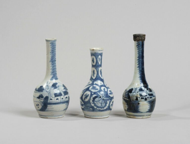 VIETNAM, Hue -FIN XIXe siècle- Trois petits vases bouteilles en porcelaine déco…