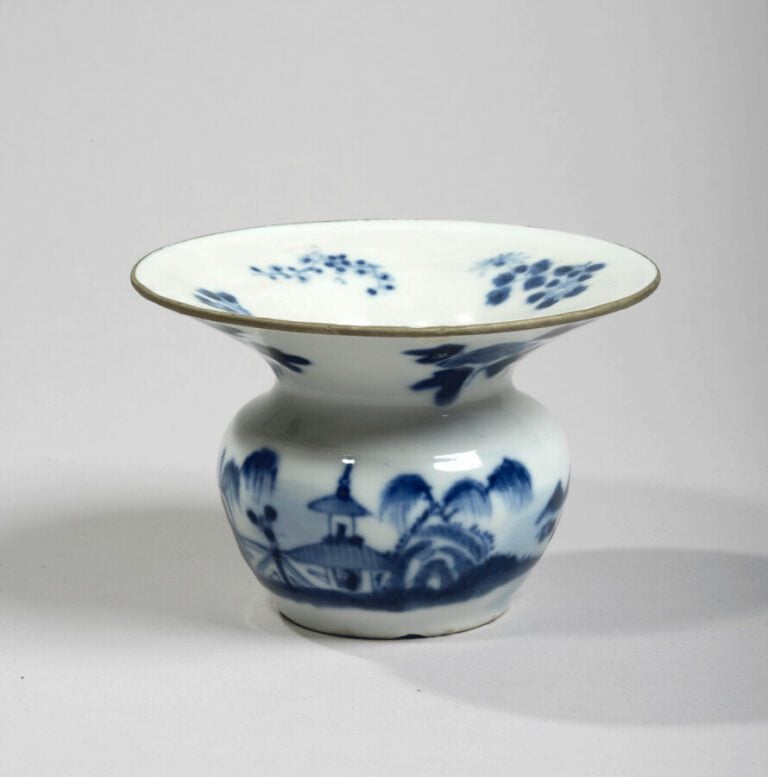 VIETNAM, Hue - Vers 1900- Crachoir en porcelaine décorée en bleu sous couverte…