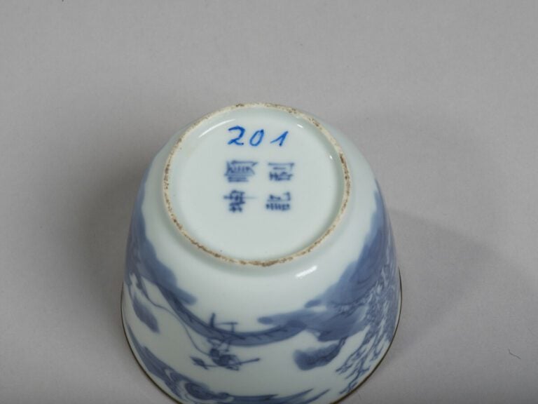 VIETNAM, Hue - Vers 1900 - Deux bols en porcelaine décorée en bleu sous couvert…