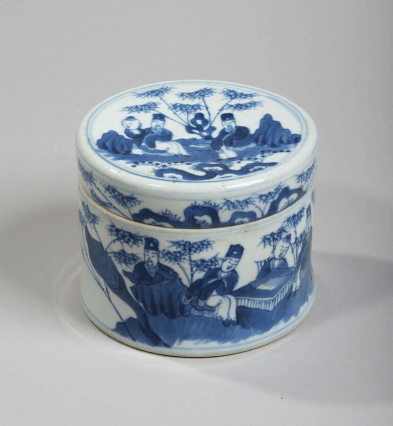 VIETNAM, Hue - XIXe siècle- Boite de forme ronde en porcelaine décorée en bleu…