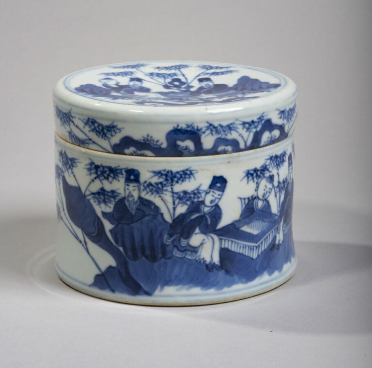VIETNAM, Hue - XIXe siècle- Boite de forme ronde en porcelaine décorée en bleu…
