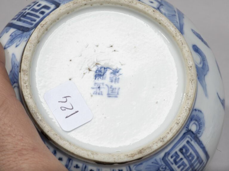 VIETNAM, Hue - XIXe siècle - Bol couvert en porcelaine à décor en bleu sous cou…