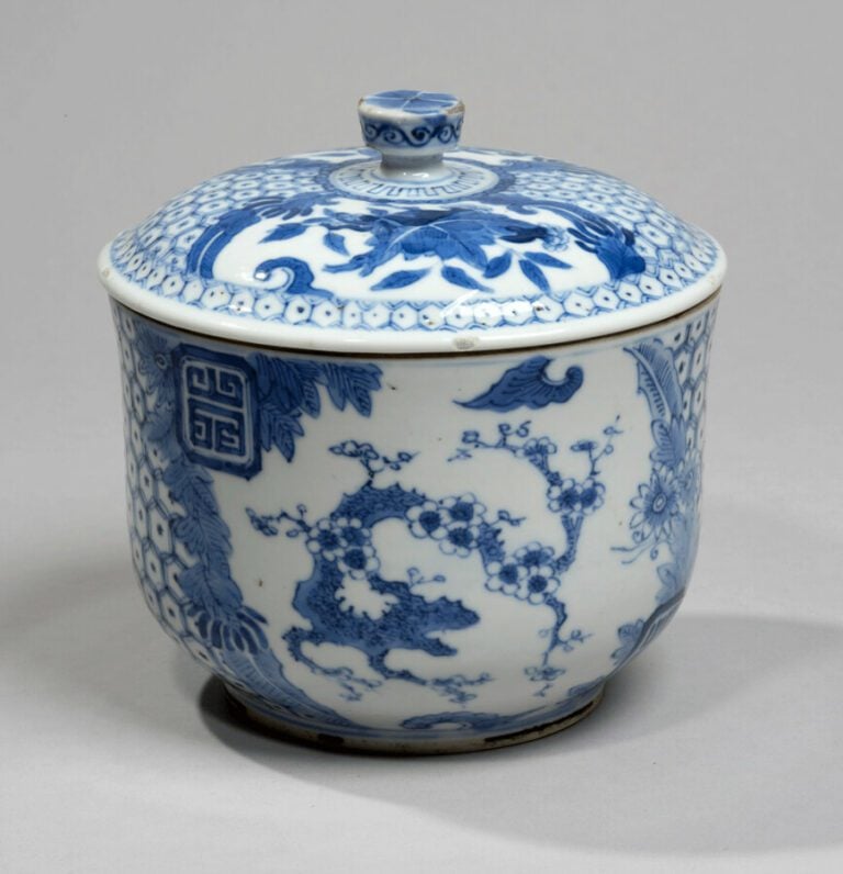 VIETNAM, Hue - XIXe siècle - Bol couvert en porcelaine à décor en bleu sous cou…
