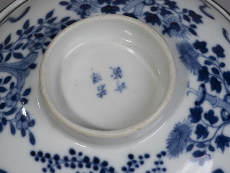 VIETNAM, Hue - XIXe siècle- Bol couvert en porcelaine à décor en bleu sous couv…