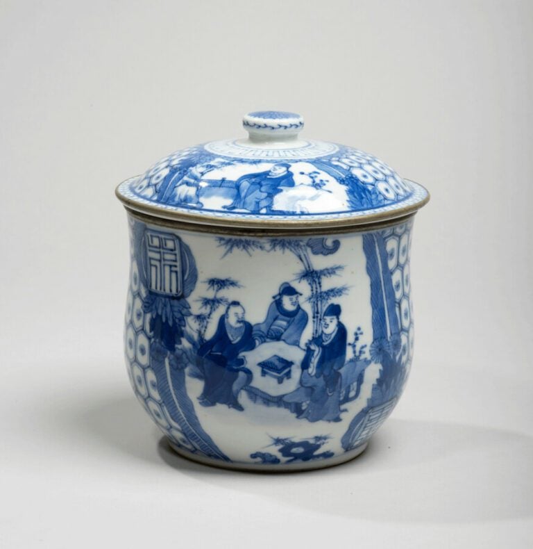 VIETNAM, Hue - XIXe siècle- Bol couvert en porcelaine à décor en bleu sous couv…