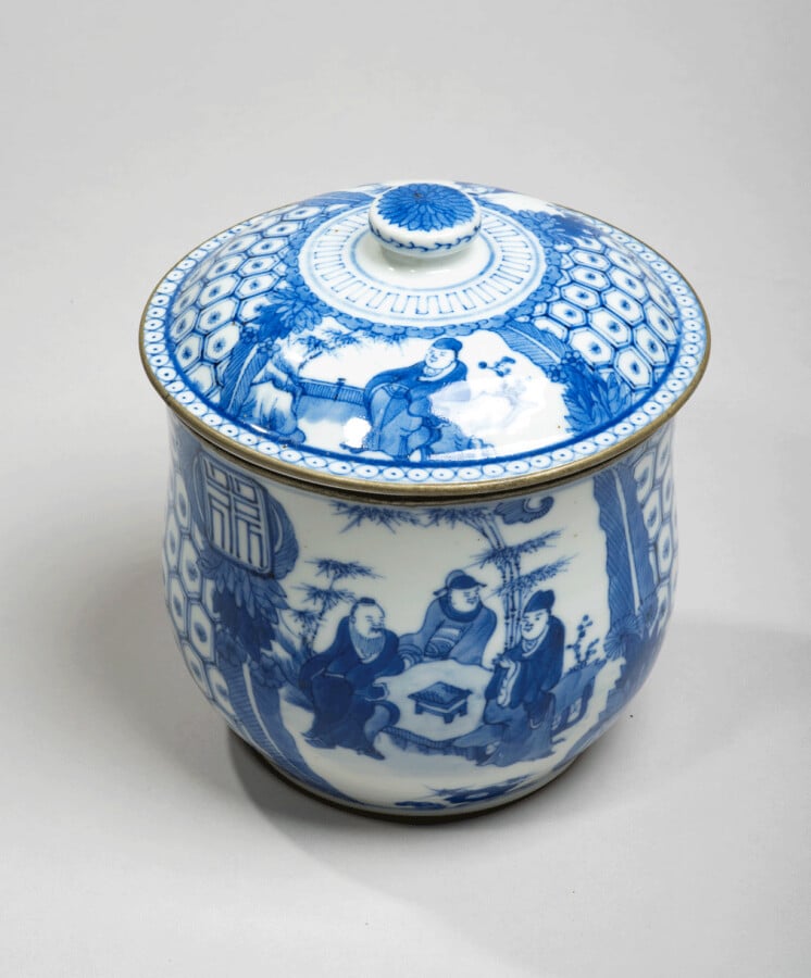 VIETNAM, Hue - XIXe siècle- Bol couvert en porcelaine à décor en bleu sous couv…