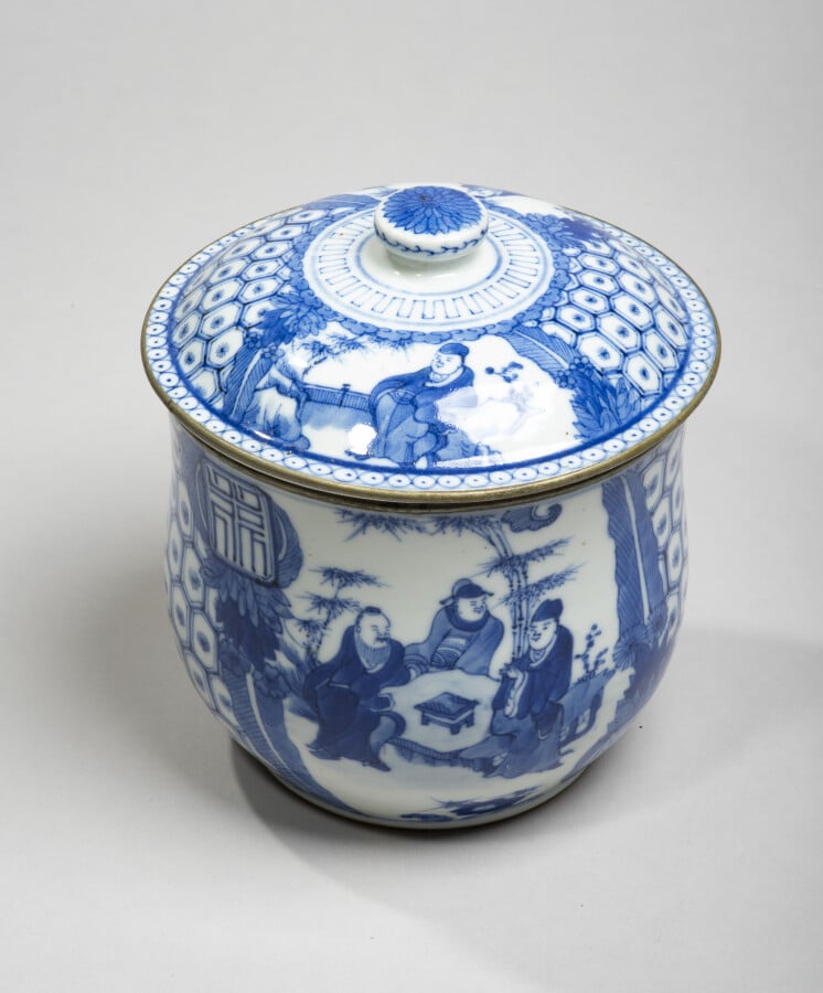 VIETNAM, Hue - XIXe siècle- Bol couvert en porcelaine à décor en bleu sous couv…