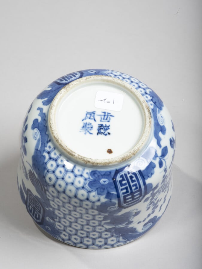 VIETNAM, Hue - XIXe siècle-Bol couvert en porcelaine à décor en bleu sous couve…