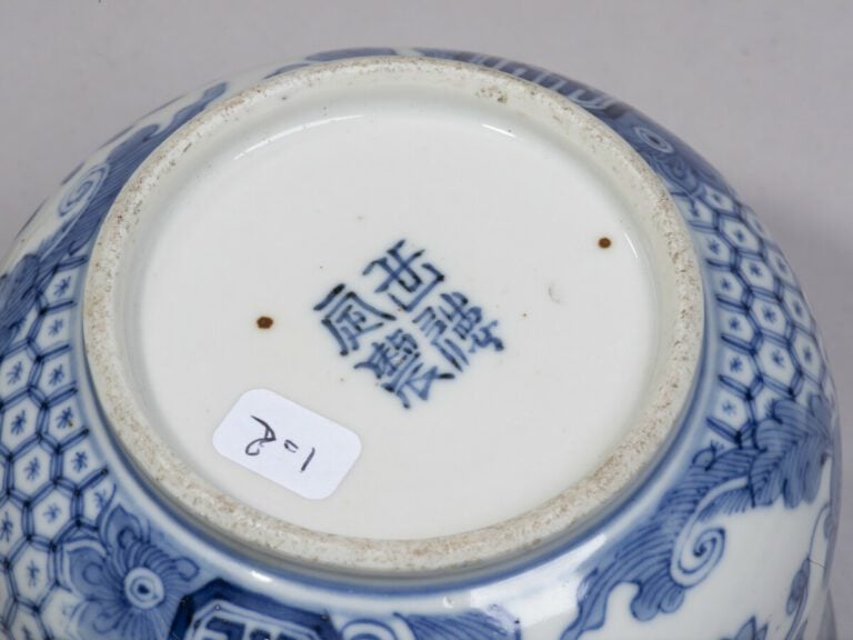 VIETNAM, Hue - XIXe siècle-Bol couvert en porcelaine à décor en bleu sous couve…
