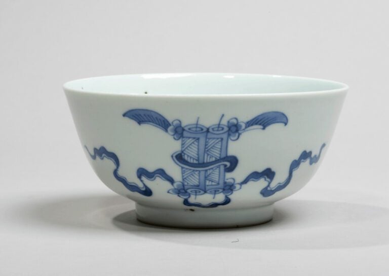 VIETNAM, Hue - XIXe siècle - Bol en porcelaine à décor en bleu sous couverte d'…