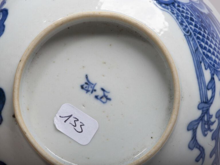 VIETNAM, Hue - XIXe siècle - Bol en porcelaine à décor en bleu sous couverte d'…