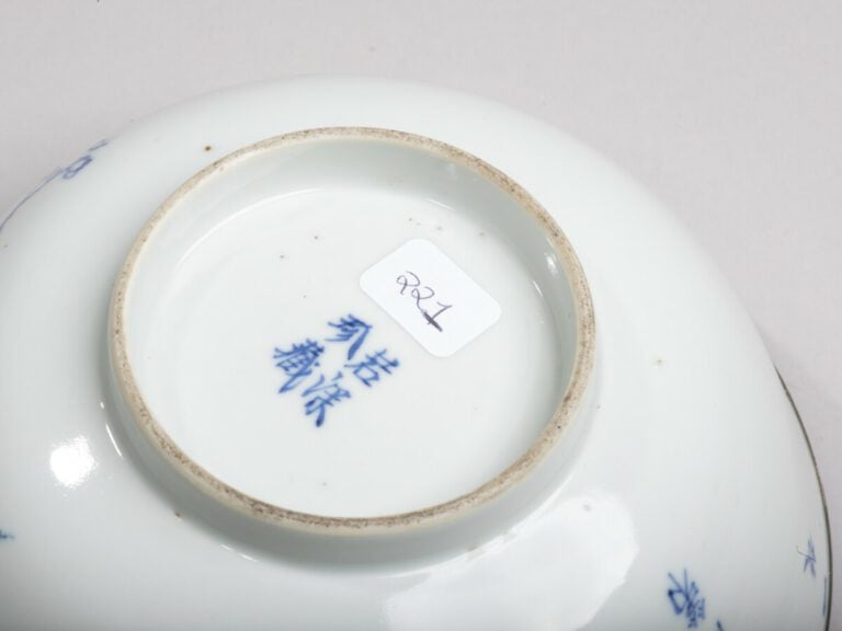 VIETNAM, Hue - XIXe siècle - Bol en porcelaine à décor en bleu sous couverte d'…