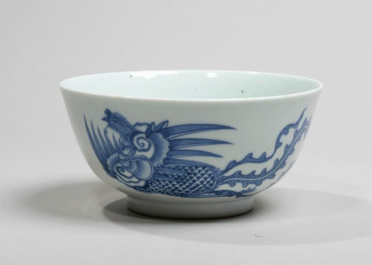 VIETNAM, Hue - XIXe siècle - Bol en porcelaine à décor en bleu sous couverte d'…