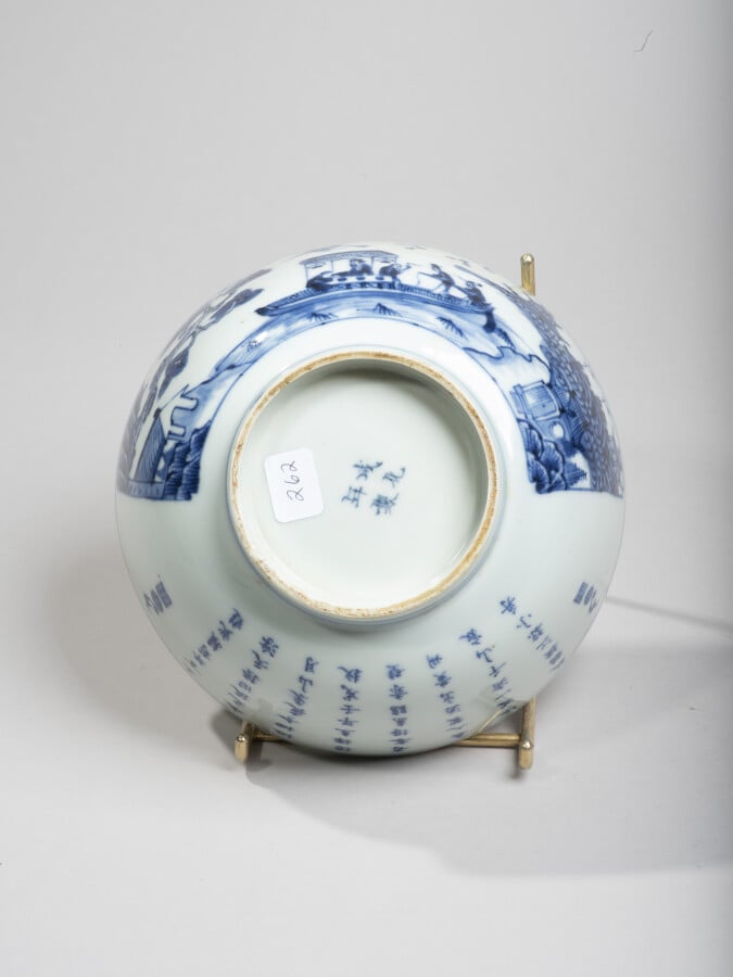 VIETNAM, Hue - XIXe siècle - Bol en porcelaine à décor en bleu sous couverte d'…