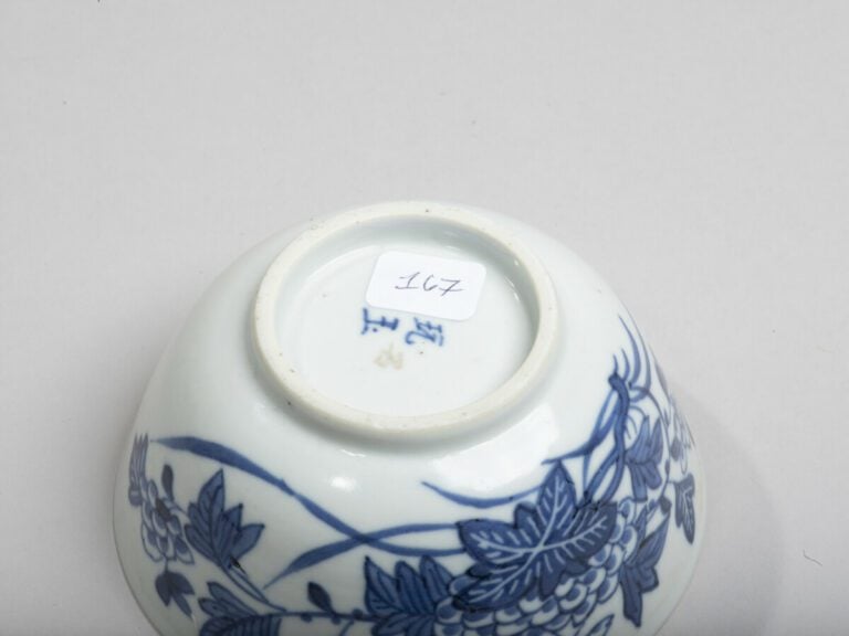 VIETNAM, Hue - XIXe siècle- Bol en porcelaine à décor en bleu sous couverte de…
