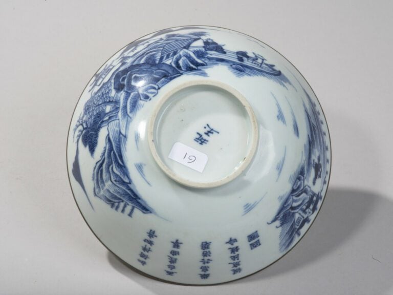 VIETNAM, Hue - XIXe siècle- Bol en porcelaine à décor en bleu sous couverte de…