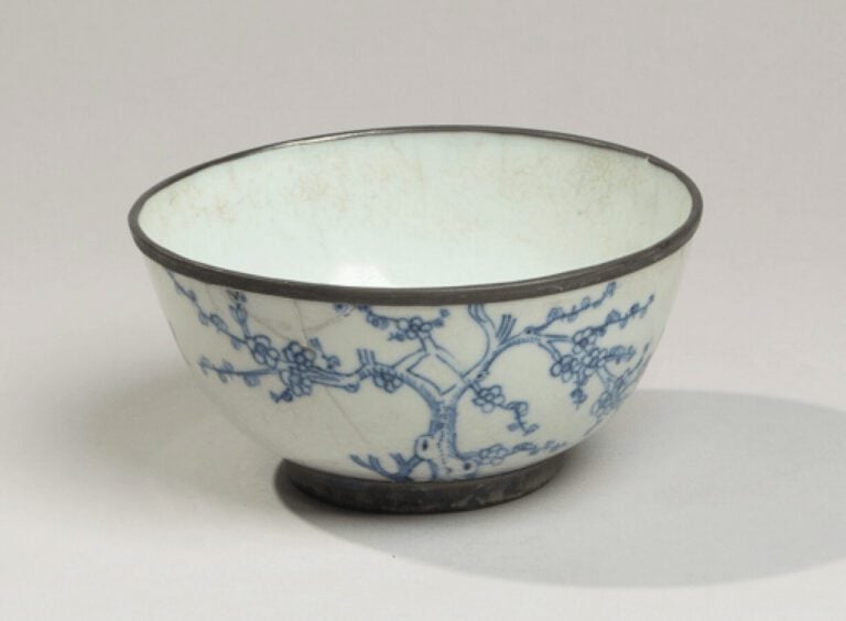 VIETNAM, Hue - XIXe siècle- Bol en porcelaine à décor en bleu sous couverte de…