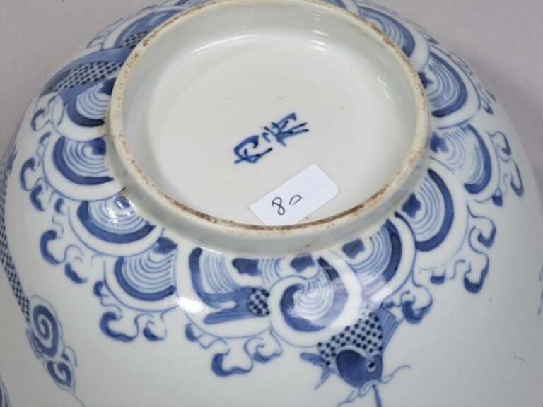 VIETNAM, Hue - XIXe siècle- Bol en porcelaine à décor en bleu sous couverte de…
