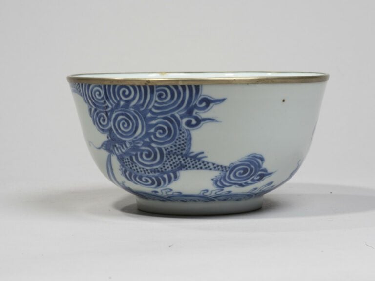VIETNAM, Hue - XIXe siècle-Bol en porcelaine à décor en bleu sous couverte de d…