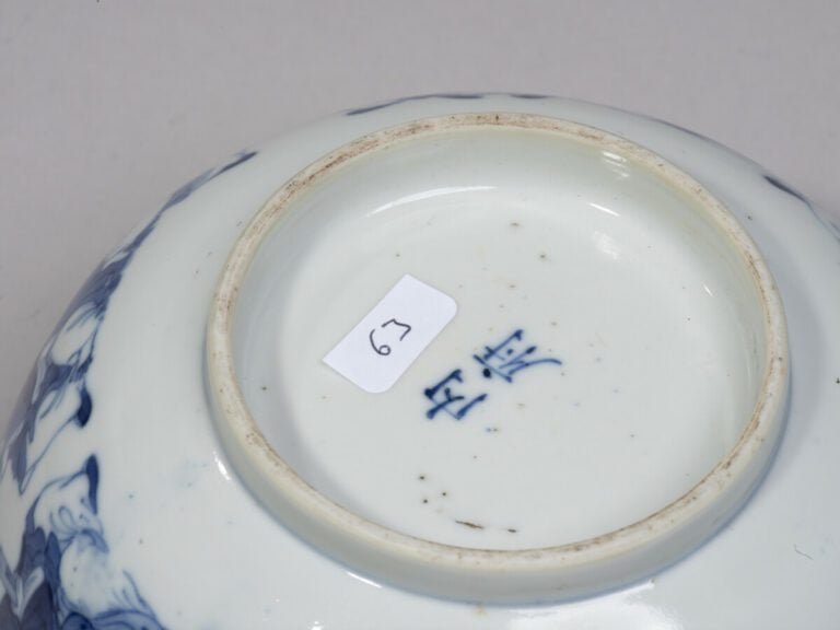 VIETNAM, Hue - XIXe siècle-Bol en porcelaine à décor en bleu sous couverte des…
