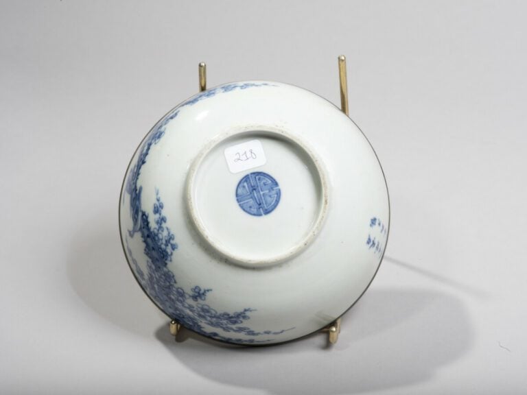 VIETNAM, Hue - XIXe siècle -Bol en porcelaine à décor en bleu sous couverte d'u…