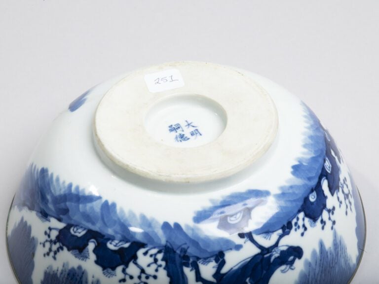 VIETNAM, Hue - XIXe siècle-Bol en porcelaine à décor en bleu sous couverte d'un…