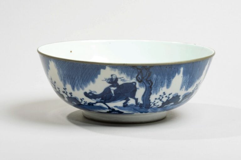 VIETNAM, Hue - XIXe siècle-Bol en porcelaine à décor en bleu sous couverte d'un…